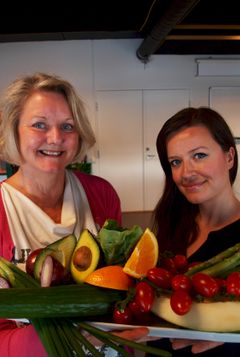 Prosjektleder Toril Gulbrandsen (t.v.) og markedskoordinator Julie Langseth, begge Opplysningskontoret for frukt og grønt, lar startskuddet gå for NM i sunn veimat 2014.