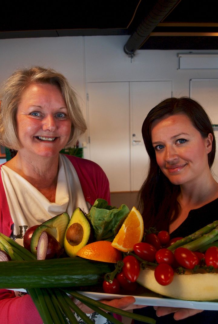 Prosjektleder Toril Gulbrandsen (t.v.) og markedskoordinator Julie Langseth, begge Opplysningskontoret for frukt og grønt, lar startskuddet gå for NM i sunn veimat 2014.