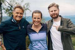 KLATREKONGEN KJENDIS: Helene Olafsen er en av deltakerne i TV 2 Play-serien «Klatrekongen kjendis», hvor Dag Otto Lauritzen (t.v.) og Marius Skjelbæk (t.h.) er sportsdirektører. Foto: Alf Simensen/TV 2