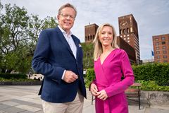 Arill Riise leder partilederdebatten direkte fra Bergen torsdag 4. september, mens Yvonne Fondenes inviterer politikere, kommentatorer og kjendiser inn på bakrommet til Partilederdebatten. Foto: Espen Solli, TV 2.
