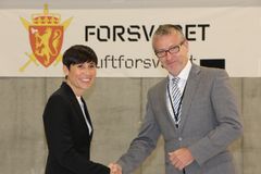 Forsvarsminister Ine Eriksen Søreide og direktør Thorbjørn Thoresen i Forsvarsbygg. Foto: Forsvarsbygg