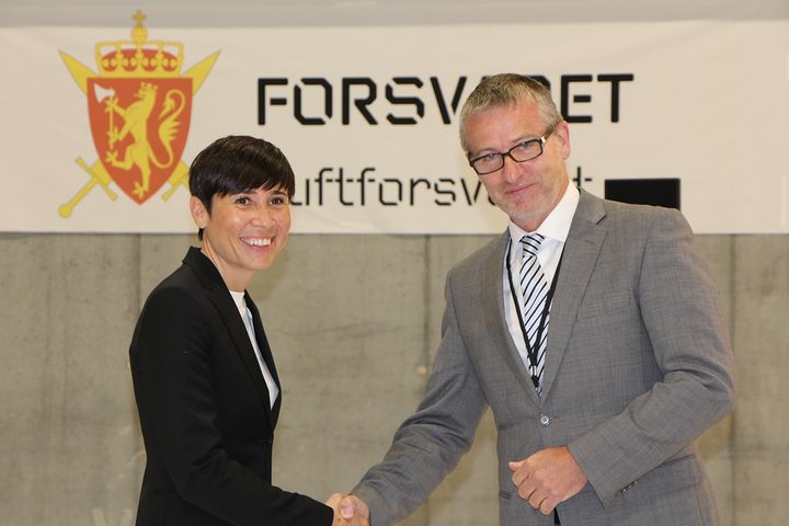 Forsvarsminister Ine Eriksen Søreide og direktør Thorbjørn Thoresen i Forsvarsbygg. Foto: Forsvarsbygg