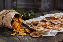 Sprø eplechips laget med hjertet er hyggelig å gi bort og hyggelig å få.