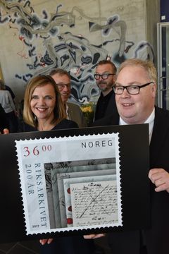 F.v.: Riksarkivar Inga Bolstad, frimerkedirektør Halvor Fasting, frimerkekunstner Jørn O. Jøntvedt og statssekretær Bård Folke Fredriksen. FOTO: Birger Morken / Posten