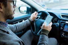 – Uaktsom kjøring kan være alt fra å kjøre for fort, ikke overholde vikepliktsregler, ikke ta hensyn til forholdene eller bruke mobil under kjøring, sier Richvoldsen. Foto: iStock.