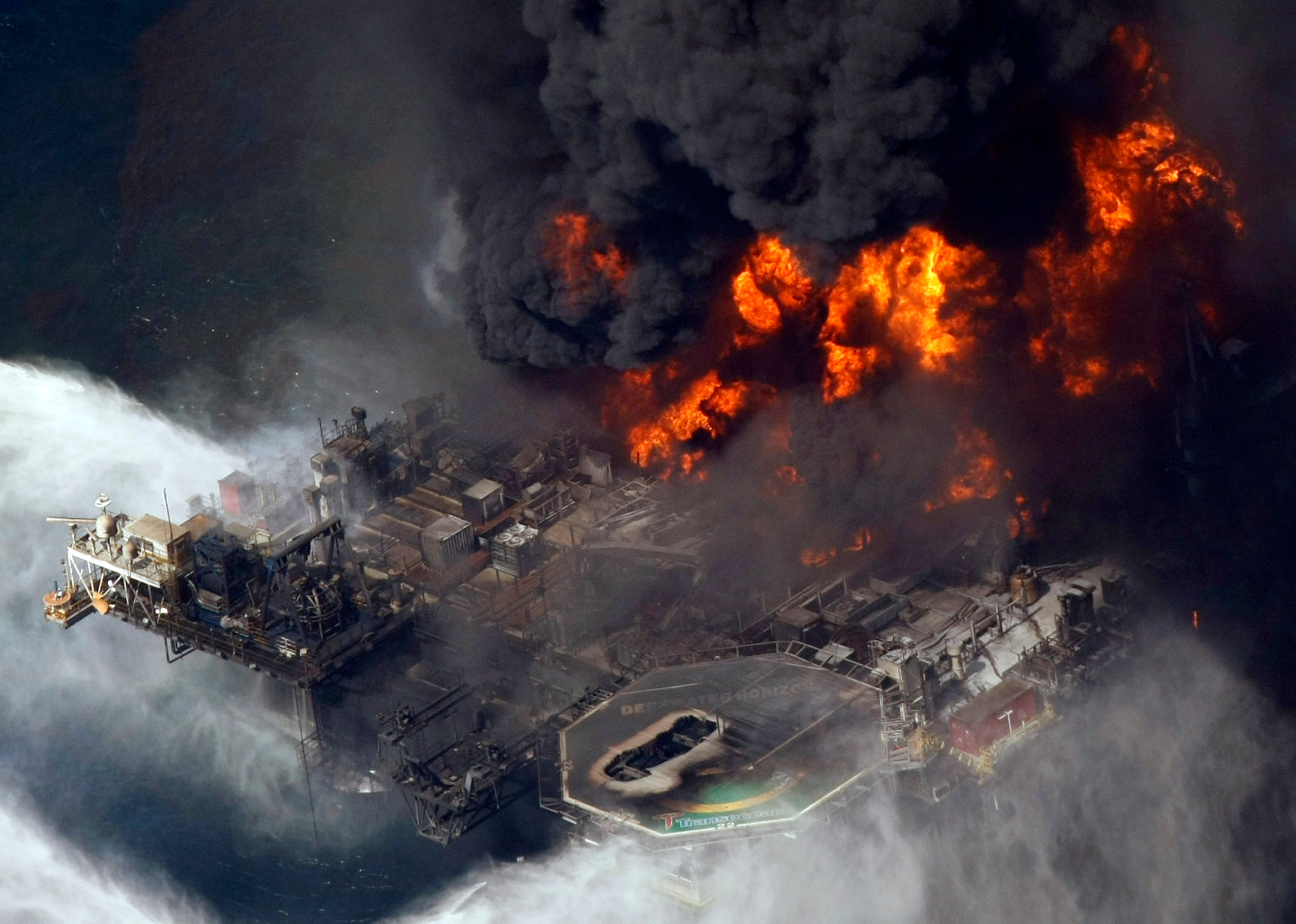 Какая самая крупная катастрофа. Взрыв в мексиканском заливе авария на нефтяной платформе Deepwater Horizon. Взрыв нефтяной платформы Deepwater Horizon - 20 апреля 2010 года. Катастрофа Deepwater Horizon в мексиканском заливе. Взрыв нефтяной платформы Deepwater Horizon в мексиканском заливе 2010.