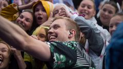 KLAR FOR FEST: NRK mP3-programleder Martin Holmen skal lede Gullsnutten 2018. FOTO: JAKOB GRØNHAUG/NRK
