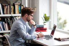 Flere åpner tidligere og betaler raskere når de får digitale fakturaer. FOTO: Posten Norge