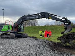 Den 24 tonns elektriske gravemaskinen tok det første spadetaket i Breivika. Foto: Statens vegvesen.