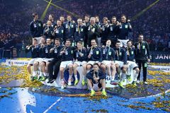 De norske håndballgutta feirer sølvmedaljene i Paris.  Foto: Vidar Ruud / NTB scanpix