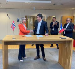 Kontrakten ble signert av Anette Aanesland, administrerende direktør i Nye Veier og Guillaume Sauvé, President Eiffage Génie Civil. Foto: Nye Veier