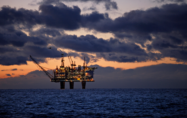 Oljealderen er på hell. 48 organisasjoner ber næringen om å la olja ligge. Illustrasjonsfoto: Shutterstock.
