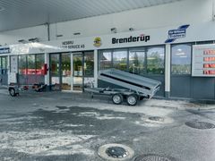 Inngangen til bensinstasjonen har blitt ny inngang til tilhengerbutikken. Foto: Nesbru Tilhenger Service