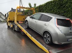 Hele 30 prosent flere trenger bilberging i sommerferien. Denne bilen måtte taues i Bergen, forleden, fordi vindusviskerne sluttet å virke. Foto: Frende Forsikring
