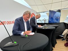 Kontraktene for det nye selskapet signeres. F.v. Tor-Ove Horstad, head of commercial i Hydro Rein, Ole-Wilhelm Meyer, direktør i Opplysningsvesenets fond.