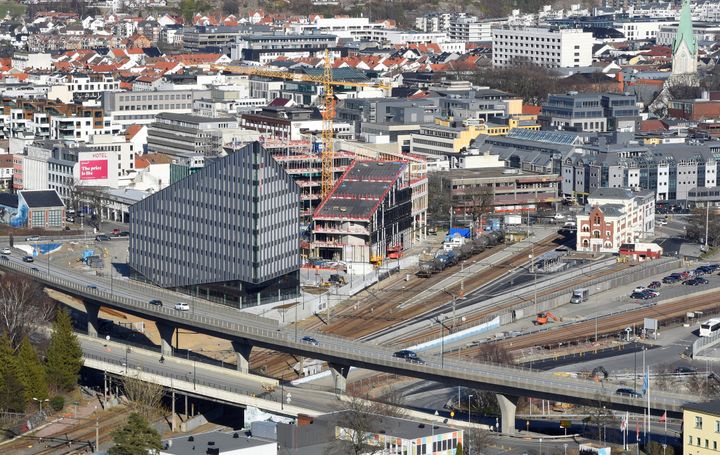 1.	Bane NOR Eiendom AS utvikler «trekanttomten» i Kristiansand mellom jernbanestasjonen, riks-vei E39 og Kvadraturen. Rambøll er en av leietakerne som allerede har flyttet inn i E-bygget. Foto: Johnny Skarpeid