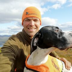 Statskog deler ut oransje og godt synlige jaktluer til sine elgjegere. Foto: Jo Inge Breisjøberget