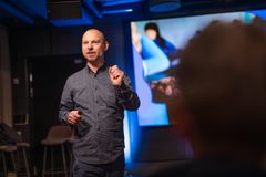 IDÉKUNSTNER: Håkon Forfod Sønneland har stilt ut en fluesmekker av glass, og synes det er viktig å gi rom til å tenke nye tanker.