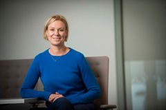 – Får konfirmanten gaver på over 25 000 kroner, bør man vurdere en verdiforsikring, sier Annika Persson i Codan Forsikring. (Foto: Katrine Lunke).