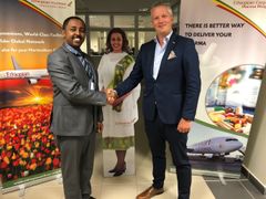 Mr. Solomon Begashaw, direktør for Global Cargo Sales hos Ethiopian Cargo, og Martin Langaas, direktør for flyfrakt ved Avinor Oslo lufthavn (Foto: Ethiopian Cargo)
