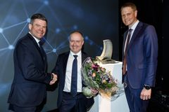 Fra venstre: Lasse Kristoffersen, president i Norges Rederiforbund, Lars Jacob Engelsen, viseadministrerende direktør i Norled og Harald Solberg, administrerende direktør i Norges Rederiforbund. Foto: Kilian Munch