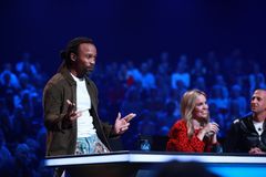 DOMMERPANELET: Tshawe Baqwa og Silje Larsen Borgan får med seg Jan Fredrik Karlsen som dommer i denne sendingen. Foto: Thomas Reisæter/TV 2