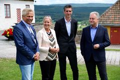 Kongsvinger festning, etter signering, fra venstre: Festningsforvalter Kongsvinger festning Jonny O. Fjel, Nina Eidem, direktør Forsvarsbygg nasjonale festning, Tony Eide, styreleder Oscarsborg Invest AS og distriktssjef Forsvarsbygg nasjonale festningsverk Thorbjørn Holth.