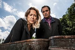 Cassie Stuart (Nicola Walker) og Sunny Khan (Sanjeev Bhaskar) i må løse et grufullt mysterium i "Nedgravde hemmeligheter".
