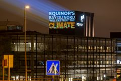 Protest mot Equinor på hovedkontoret i Stavanger i går kveld. ©POW projectionsonwalls.com