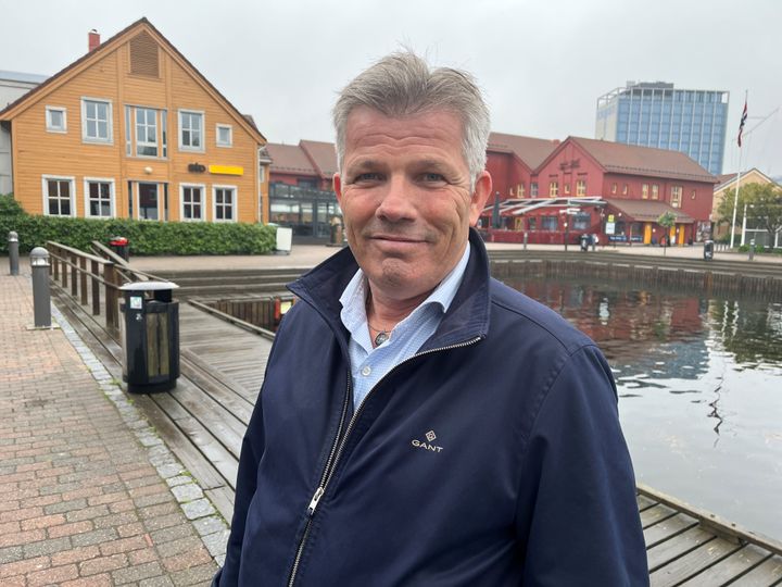 Fiskeri- og havminister Bjørnar Skjæran på brygga i Kristiansand. Foto: Nærings- og fiskeridepartementet