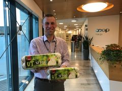 Miljøsjef i Coop Norge, Knut Lutnæs, viser frem Coops nye "UT"-egg fra utegående høner. Foto: Coop.