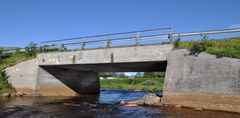 Osvoll bru på riksvei 85 i Sortland kommune tynges av gamle stein- og jordmasser. Veien blir nattestengt siste helg i august. Foto: Statens vegvesen.