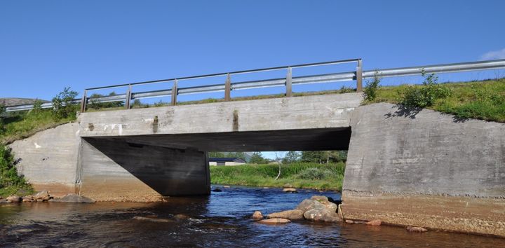 Osvoll bru på riksvei 85 i Sortland kommune tynges av gamle stein- og jordmasser. Veien blir nattestengt siste helg i august. Foto: Statens vegvesen.