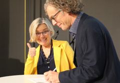 Avtalen signeres av Ada Sofie Austegard og Knut Inge Klepp.
