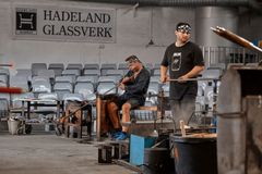 Nå gjenopptar Hadeland Glassverk produksjonen av unike objekter fra Amerikalinjens storhetstid, til glede for nye gjester og oppdagere.
Crredit: Magne Risnes