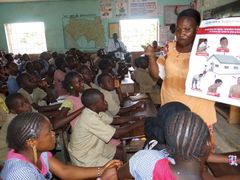 Spredning av informasjon om ebola er et viktig tiltak for å forebygge smitte. Her informeres elevene ved Balladou elemetary school i Macenta i Guinea. (Foto: Hervé Kolié/Plan staff)