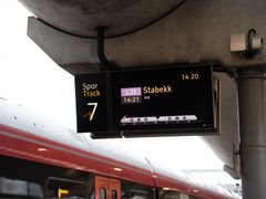 Skjermene har nå informasjon både på norsk og engelsk.