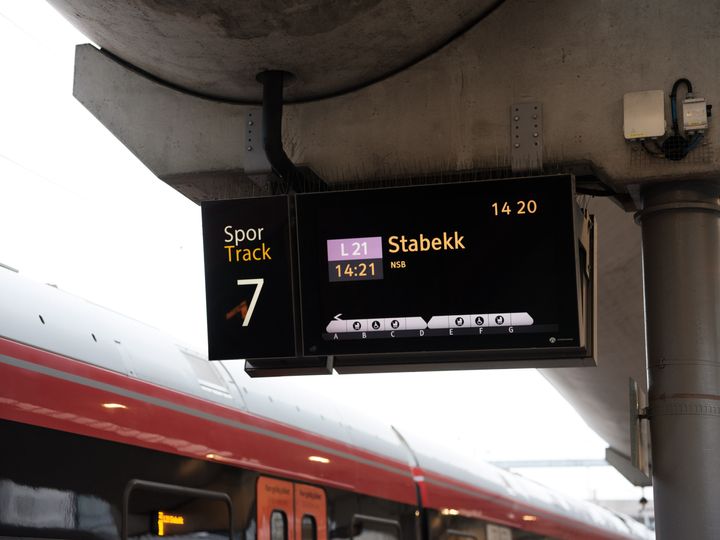 Skjermene har nå informasjon både på norsk og engelsk.
