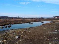 Åkersvika naturreservat april 2018. Ny dam med "hvilesteiner" for trekkfugl. (Foto: Nye Veier).