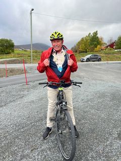 Ordfører Geir Arild Espnes kom selvfølgelig syklende til åpningsmarkeringen for den nye gang- og sykkelvegen. Foto: Statens vegvesen.