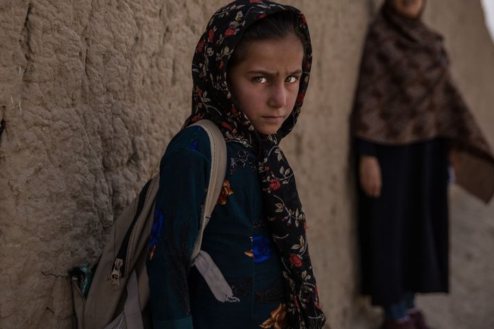 VOKSER OPP I KRIG: - På vei til skolen er jeg redd for å bli kidnappet, og jeg er redd for selvmordsangrep og miner langs veien, sier Ghazal* (8). Hun bor i Afghanistan som er et av verdens farligste land å vokse opp i, ifølge Redd Barnas rapport. FOTO: Stefanie Glinski/Redd Barna