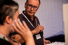 Tips, inspirasjon og gode tilbud er hva de besøkende får på Boligmessen. Foto: Bård Gundersen