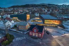 Ulstein Arena ligger blant historisk bebyggelse i Ulsteinvik. Foto: Per Eide Studio