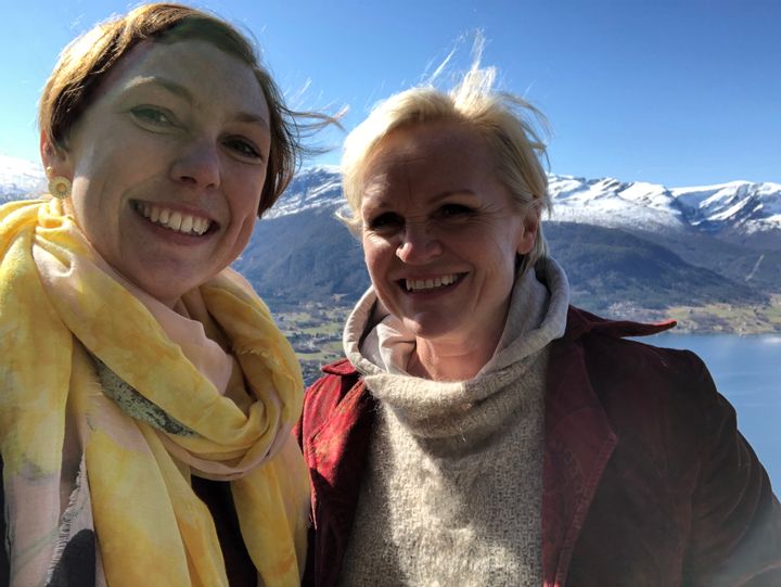 Prosjektleder for Sommeråpent, Anja Stabell (t.v.) og redaksjonsleder Hanne Roaldsen på befaring hos Gloppen camping og fritidssenter. Foto: NRK