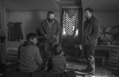 Fra produksjonen: Patrick Fugit og Gabriel Bateman, som spiller Joshua Austin – en åtte år gammel gutt som synes å være besatt av en demon, sammen med serieskaper Robert Kirkman og regissør Adam Wingard. Foto: FOX
