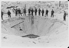 Et av bombekraterne i Åndalsnes etter tyske bomber i april 1940 (original bildetekst). Foto: Arkivverket/Riksarkivet/NTBs krigsarkiv.