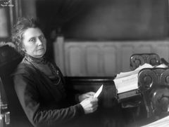 Anna Rogstad fotografert i stortingssalen. Foto: Wilse/Nasjonalbiblioteket.