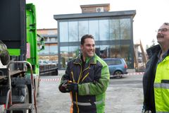 Sjåfør Kjetil Pedersen
sjekker at stroppene sitter.