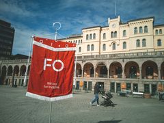 FOs fane på Youngstorget (Foto: Daniel Charles Hextall / FO)