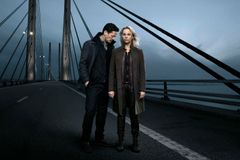 Henrik Sabroe (Thure Lindhardt) og Saga Norén (Sofia Helin), i fjerde og siste sesong av Broen, som starter 1. januar 2018 på NRK1. Foto: Karl Nordlund/NRK.